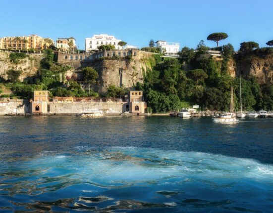 Sorrento to malownicze miasto na wybrzeżu Amalfitańskim we Włoszech, które urzeka swoim urokiem i pięknem naturalnych krajobrazów. Otoczone klifami, leży na skalistym wybrzeżu Morza Tyrreńskiego.