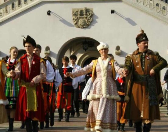 Gracja w ruchu, zasłuchanie w rytm muzyki, kroki pełne powagi i chwały – to wszystko wpisane jest w ten majestatyczny taniec polonez.